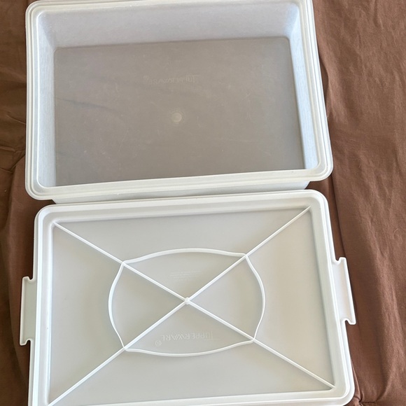 Tupperware White sheet cake  Food Storage Container - Picture 2 of 4